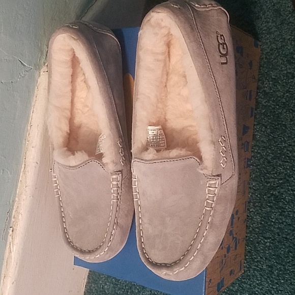 UGG Ansley Gray Suede Indoor Outdoor Moccasin Slippers Wool Lined Size 9 - Picture 1 of 7